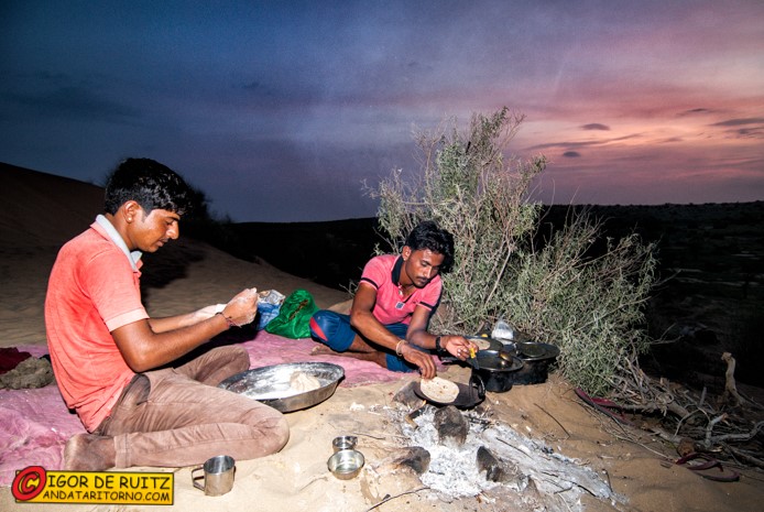 I cammellieri di Jaisalmer preparano la cena